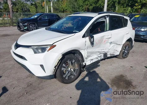 2017 Toyota Rav4 Le z USA, uszkodzony, nr VIN JTMZFREV5HJ125676
